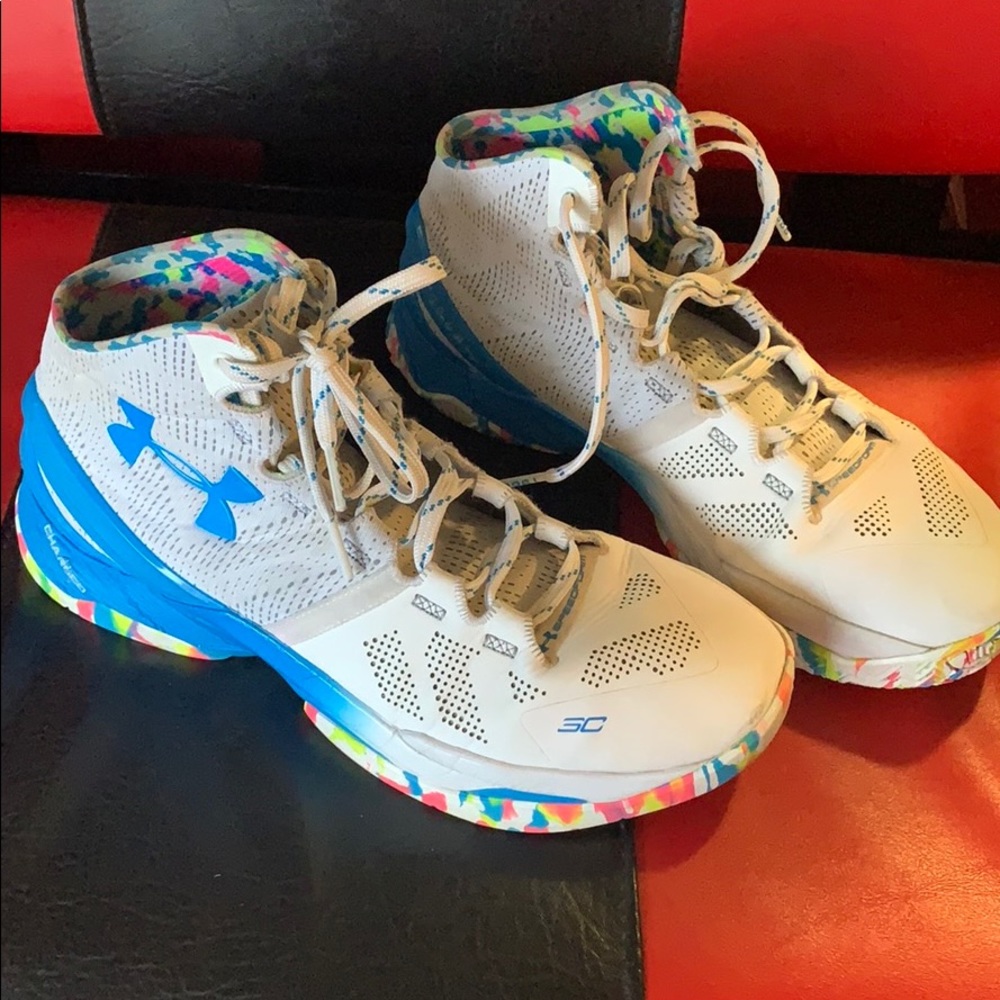 Basketball shoes